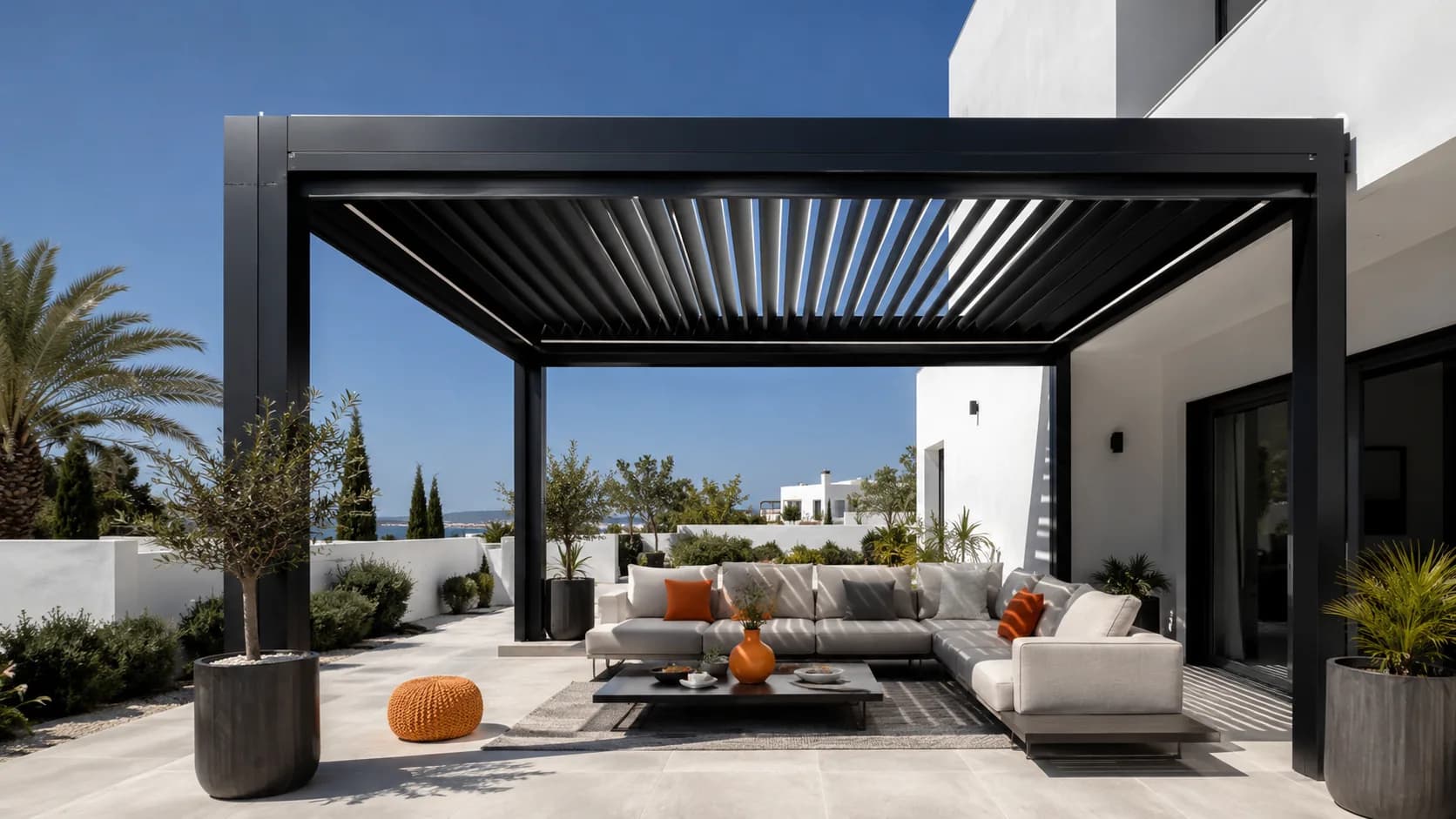 Pergola contemporaine réalisée par EBM au-dessus d'une terrasse.