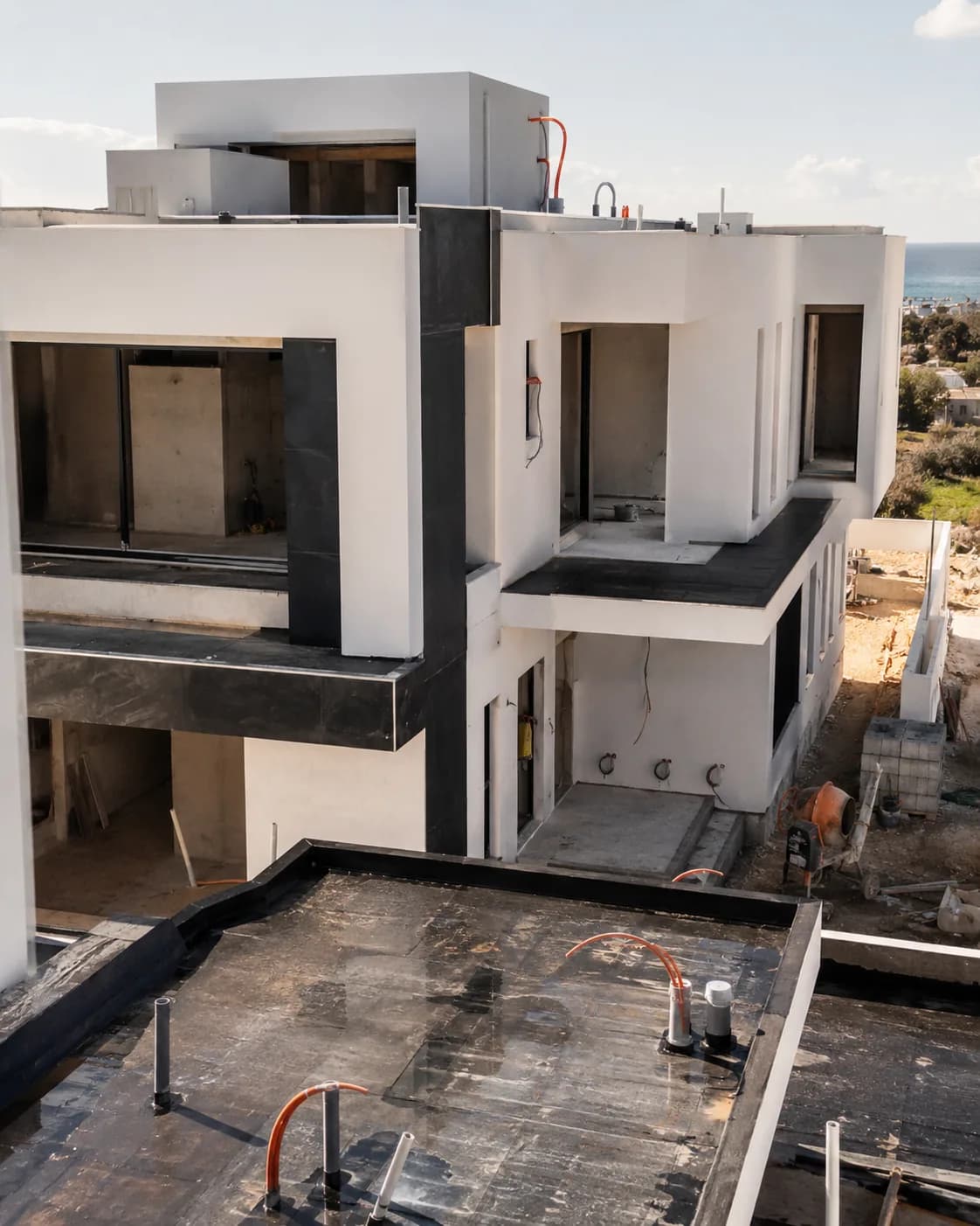 Mise hors d'eau et second œuvre d'une villa en construction.