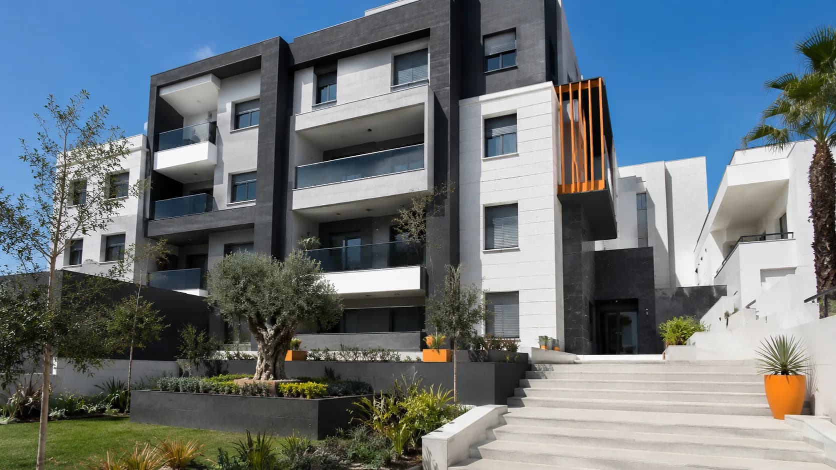 Immeuble résidentiel contemporain réalisé par EBM, façade soignée et balcons.